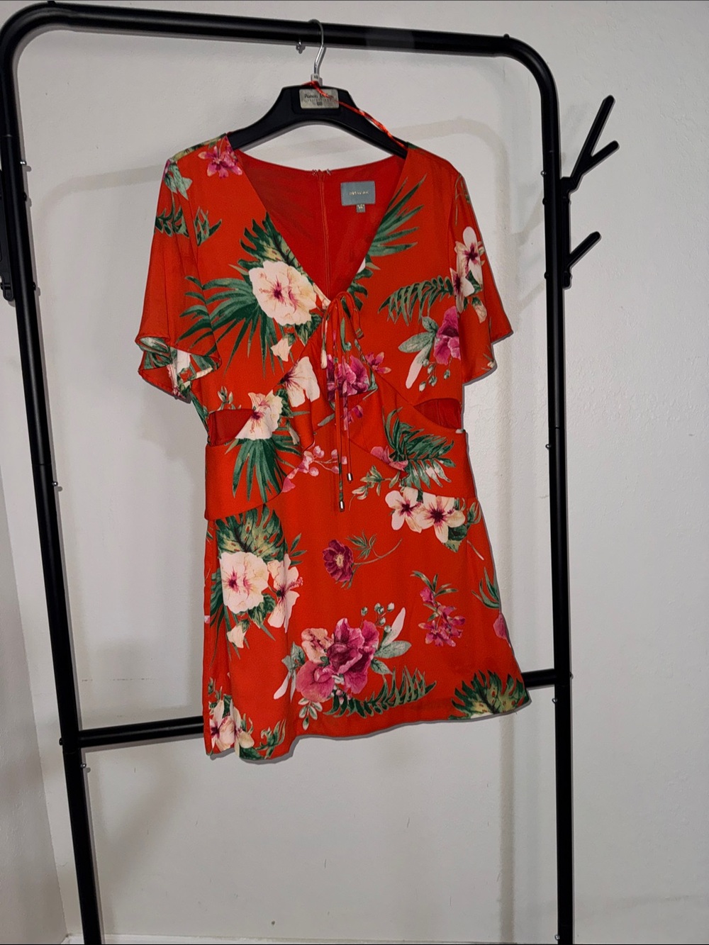 Skies Are Blue Red Floral V-Neck Tie-Front dress with cutouts 🏝️☀️❤️